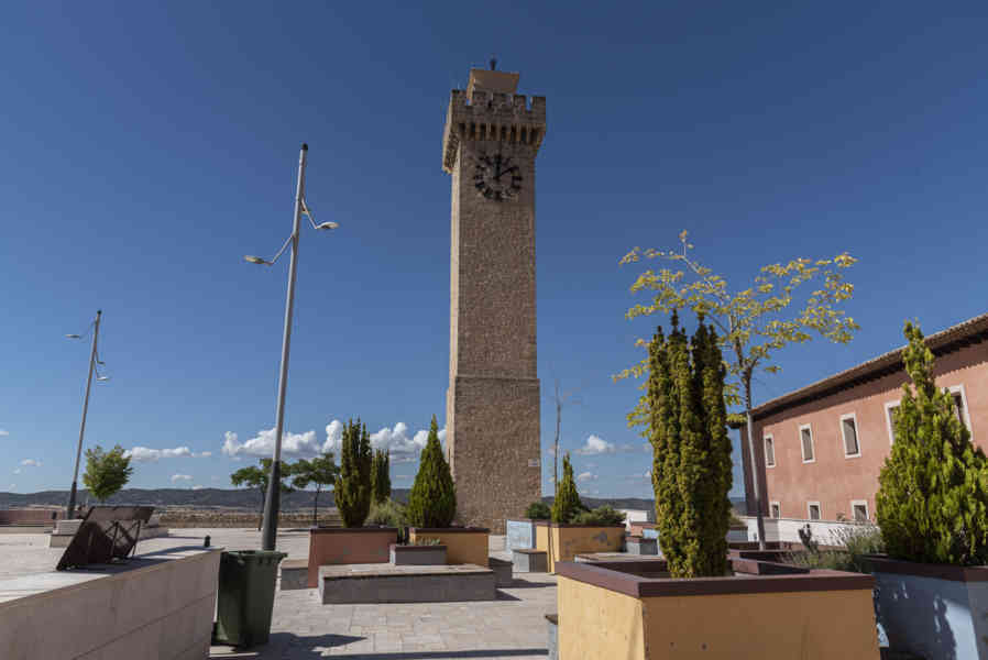 Cuenca 057 - plaza y torre Mangana.jpg